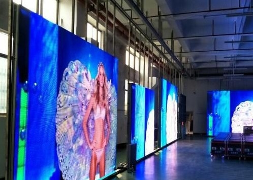 Mật độ pixel 3906 chấm / mét vuông Quảng cáo đầy màu LED Tấm đúc màn hình nhôm Billboard Thép chống nước vỏ