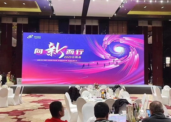 P2 Indoor Full Color LED Display Die-Cast Aluminum Screen, Điện áp cân bằng điện, 250,000 / M2 mật độ