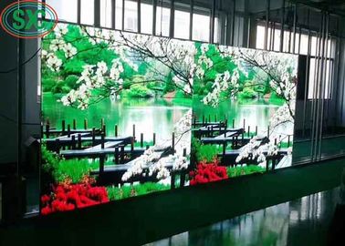 Màn hình LED SMD P5 trong nhà được cố định trong tủ thép với mật độ 40.000 chấm / m2