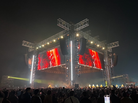 2500nits Độ sáng P3 Indoor LED Rental Video Display Panel with Air-Plug Connection Design mật độ pixel 111111dots/sqm