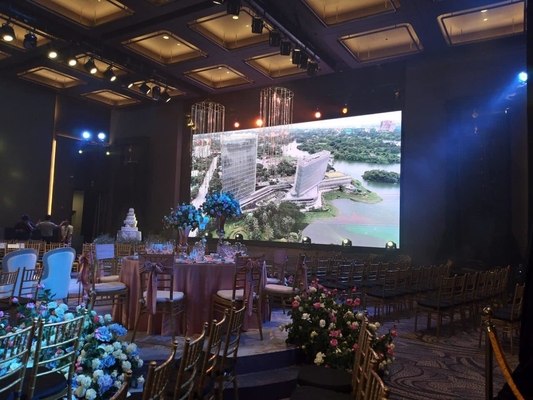Indoor Full Color LED Display P4 HD Curved Video Wall 62500/m2 RGB 3 trong 1 24 tháng Thiết kế tùy chỉnh và cạnh tranh