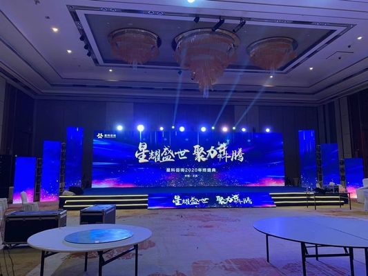 Màn hình quảng cáo LED đứng trên sàn trong nhà P2.5
