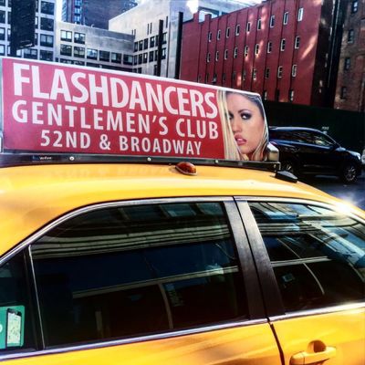 Màn hình LED trên nóc taxi hai mặt P5, chống nước IP65, độ sáng 6500cd/m²