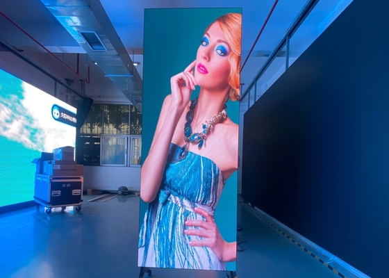 Màn hình poster màn hình quảng cáo thẳng đứng P2.5 Small Pitch Smart Indoor 1R1G1B HD LED Screen