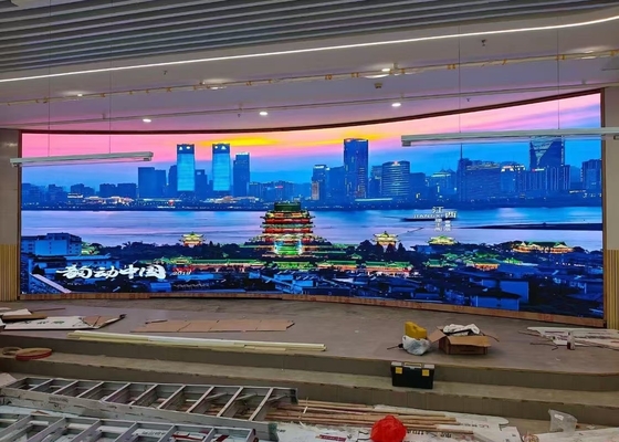 Màn hình LED đầy màu trong nhà với góc nhìn tốt nhất 1m-10m và tuổi thọ 100 năm