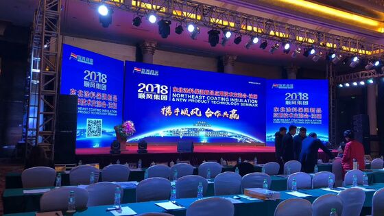 Màn hình LED màu trong nhà, cung cấp các tùy chọn lắp đặt linh hoạt với khả năng ghép nối theo bất kỳ hướng và kích thước nào.