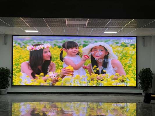 Màn hình LED sân khấu với độ phân giải 64 × 64 module và kích thước module 250 × 250 mm cho cấu hình linh hoạt