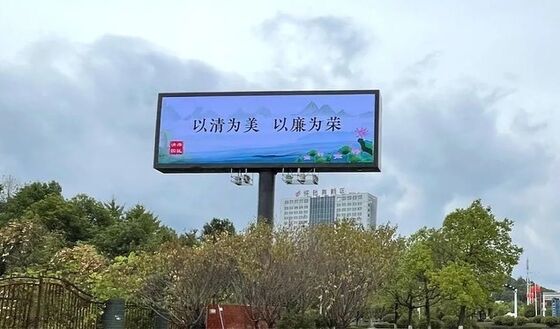 Màn hình LED đầy màu ngoài trời p5 có cấu hình pixel cao 1R1G1B để thể hiện màu sắc phong phú và hình ảnh sắc nét