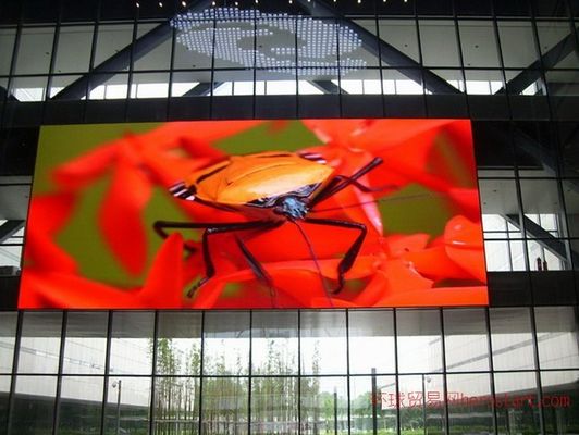 Màn hình LED sân khấu có kích thước mô-đun 250 × 250 mm và độ phân giải 64 × 64 pixel để hiển thị chi tiết