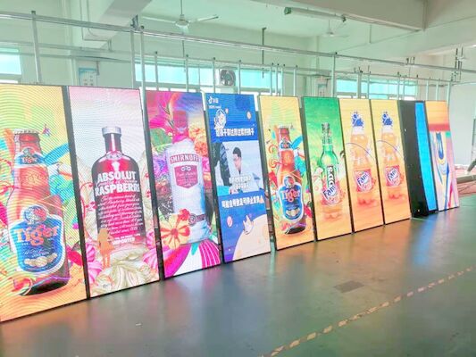 Nội thất đầy màu sắc P2.5 độ dày cao 2500cd / m2 Lớp sàn đứng LED màn hình poster
