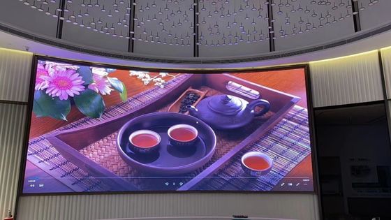 Màn hình LED đầy màu trong nhà được trang bị các tấm đúc phun chính xác cao và hệ thống hiệu chuẩn tia chuyên nghiệp