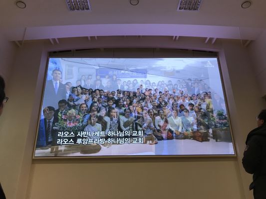 P4 Nội thất màn hình LED đầy màu sắc 512x512mm Khóa nhanh ánh sáng LED Mỏng bảng nội thất LED cho màn hình LED hậu sân khấu Tốc độ làm mới cao