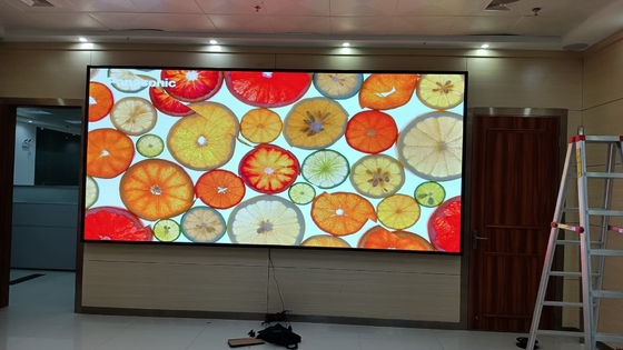 Màn hình LED đầy màu trong nhà Công nghệ SMD P3 3840Hz Tăng độ làm mới cao 111111 pixel / m2 và 900cd / m2 Độ sáng cân bằng trắng