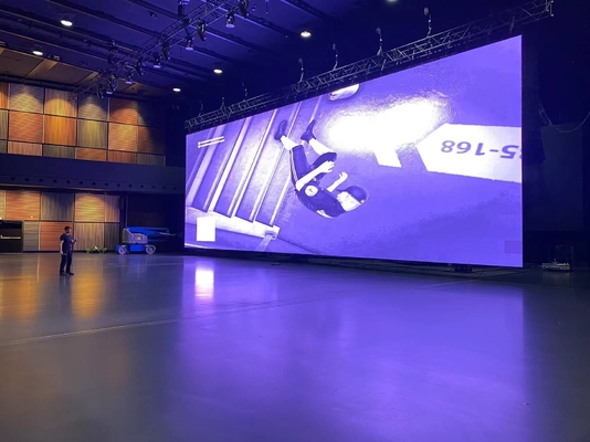 Màn hình LED đầy màu trong nhà Công nghệ SMD P3 3840Hz Tăng độ làm mới cao 111111 pixel / m2 và 900cd / m2 Độ sáng cân bằng trắng