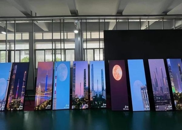 Poster RGB màn hình LED 2.5MM Pixel Pitch Tốc độ làm mới cao 1920HZ Bên trong nhà