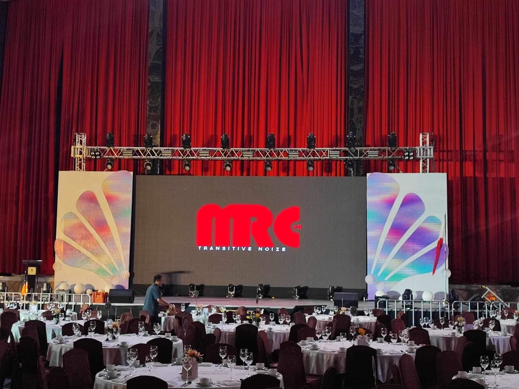384mm x 192mm Module Size P6 Indoor Full Color LED Video Wall với tủ siêu mỏng và độ sáng 2500nits