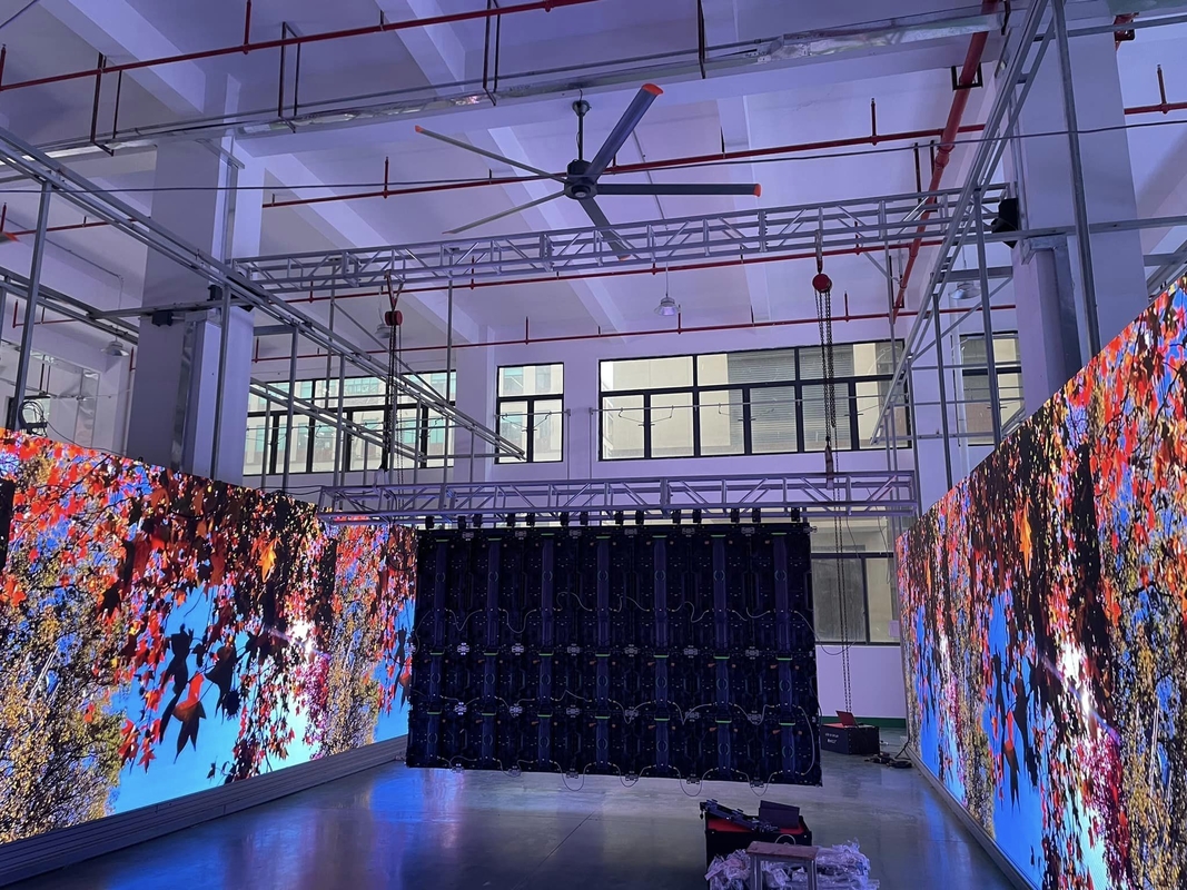 Indoor Full Color LED Display P4 HD Curved Video Wall 62500/m2 RGB 3 trong 1 24 tháng Thiết kế tùy chỉnh và cạnh tranh