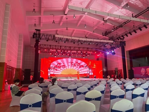 100000hours Life Span Epistar Outdoor Full Color LED Die-Cast Aluminum Display với tần số làm mới màn hình 720Hz và 3
