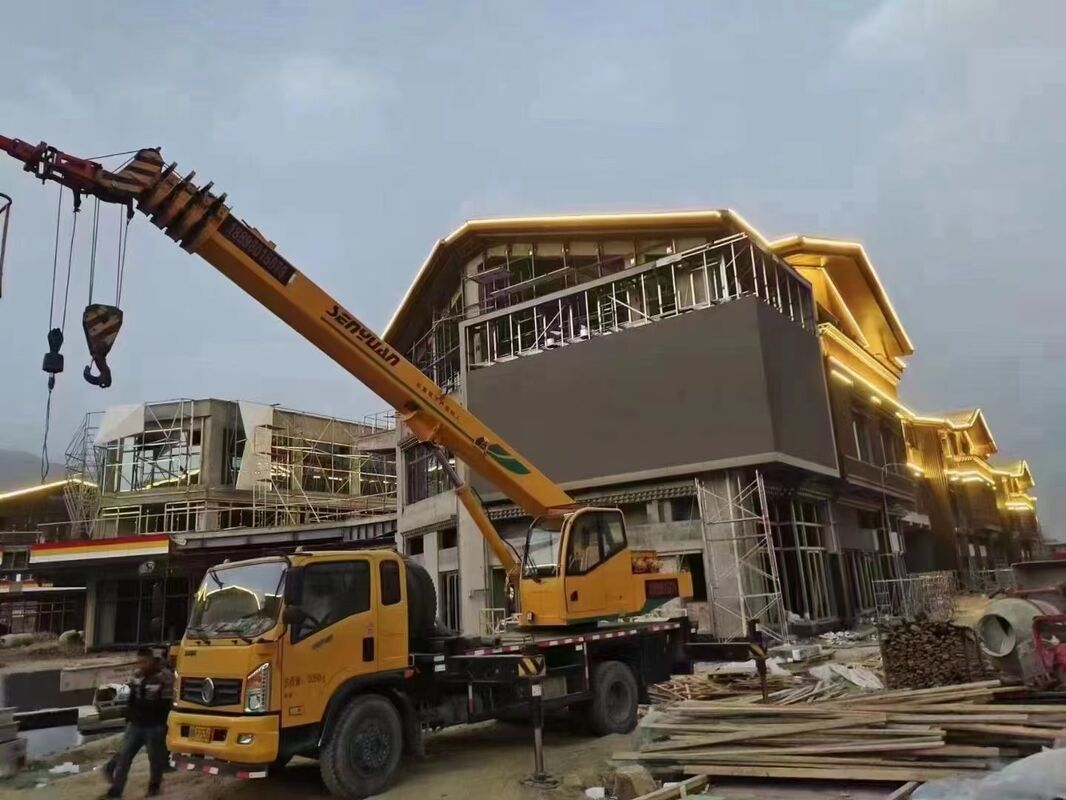 Màn hình LED ngoài trời đầy đủ màu sắc với độ sáng cao trên 8000 Candela trên mét vuông để xem ngoài trời rõ nét