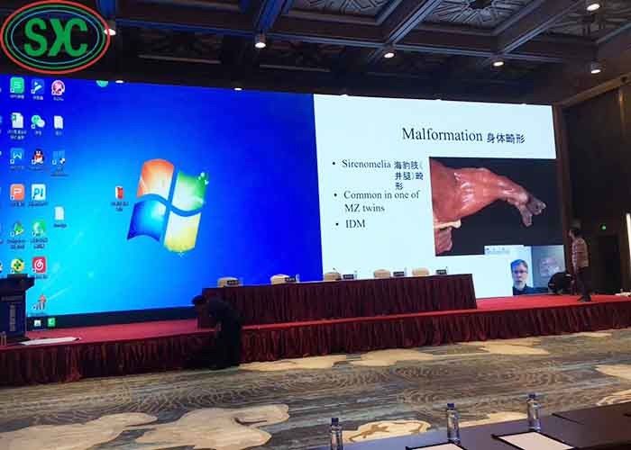 P4 Full Color Indoor LED Video Wall Screen 80 * 40 Module Resolution Bảng quảng cáo