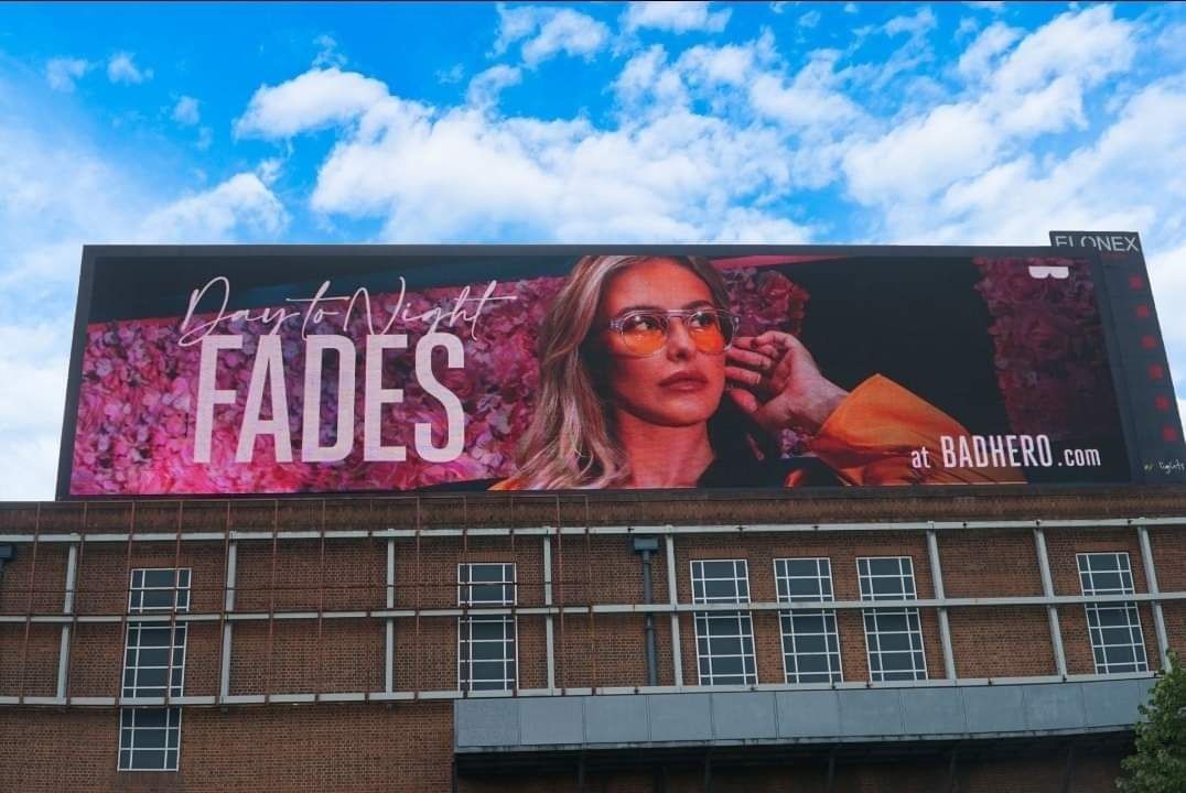 10mm Hoặc Hơn Tỷ lệ làm mới cao Không Ghosting 3840hz Quảng cáo LED Bảng quảng cáo ngoài trời màn hình LED màu đầy đủ