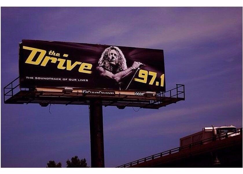 Mật độ điểm ảnh 10000 điểm P10 Màn hình LED nhẹ với ba màu, Bảng tin LED Bảng quảng cáo IP65