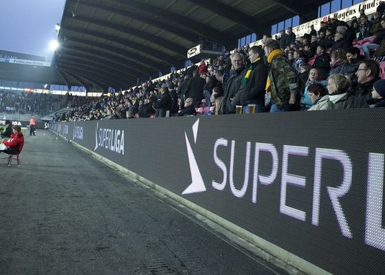 Bảng chu vi đèn Led ngoài trời P6.67 di động cho sân vận động thể thao Chống nước IP65