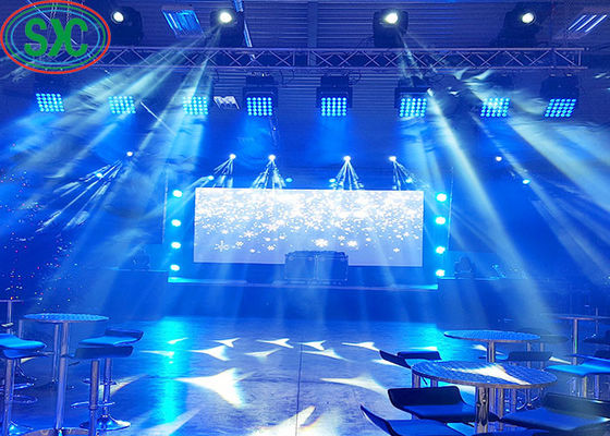 Giá tốt SMD P5 Full Color Outdoor Hanging LED Display với kích thước module 320mm*160mm và pitch pixel 5mm trực tuyến