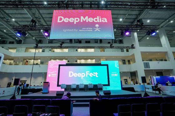 Full Color Tube Chip Fine Pitch LED Display với mật độ 640000dots / m2 và độ sáng cao của 1000CD / SQM