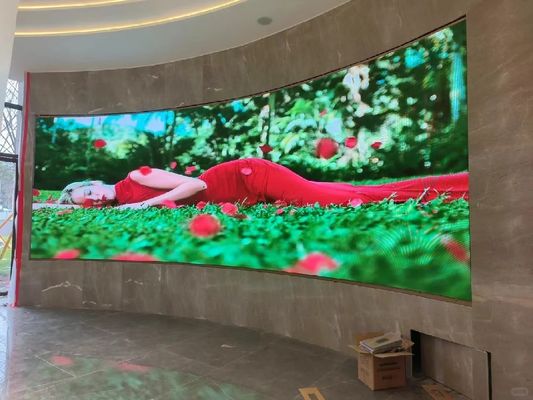 Màn hình LED SMD tuổi thọ cao với cấp độ bảo vệ IP43, mức tiêu thụ điện tối đa 600W/m2, tuổi thọ 100.000 giờ