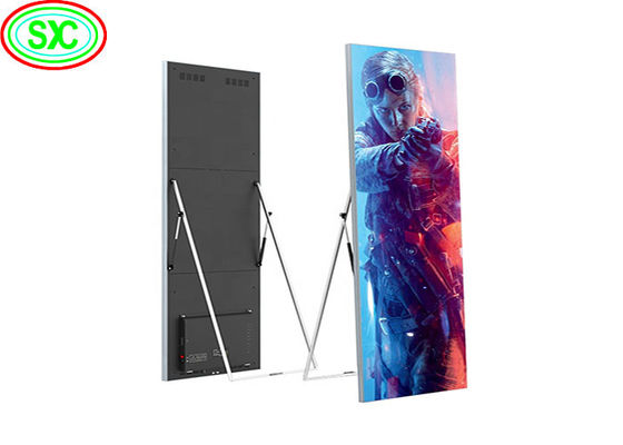Nội thất đầy màu sắc P2.5 độ dày cao 2500cd / m2 Lớp sàn đứng LED màn hình poster