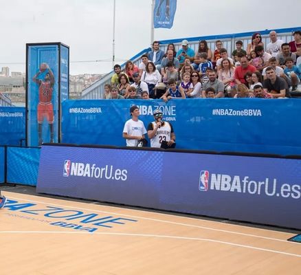 Đầy đủ màu sắc 7500nits P10 Phát trực tiếp Màn hình Led Miễn phí nhấp nháy