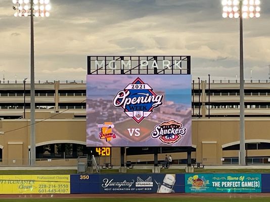 Các nhà cung cấp Treo Quảng cáo Thương mại Màn hình Led ngoài trời HD P10 960x960mm Màn hình hiển thị sân bóng đá